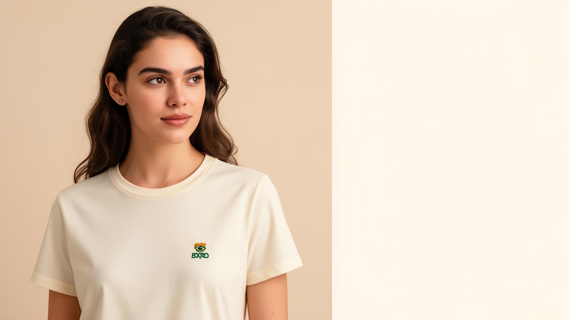 Modelo vestindo t-shirt off-white com logo bordada personalizada