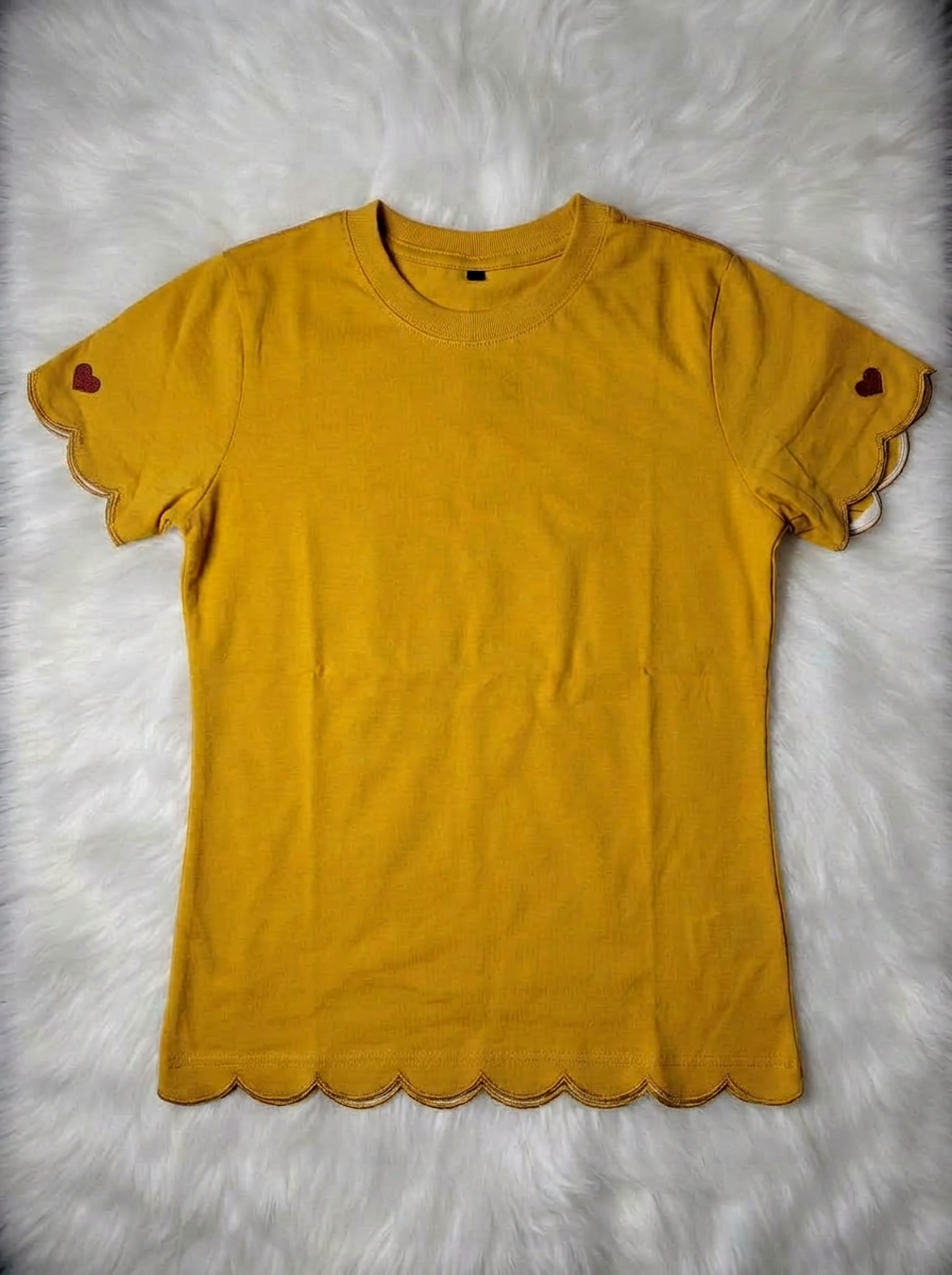 T-Shirt Bordada Coração Amarela