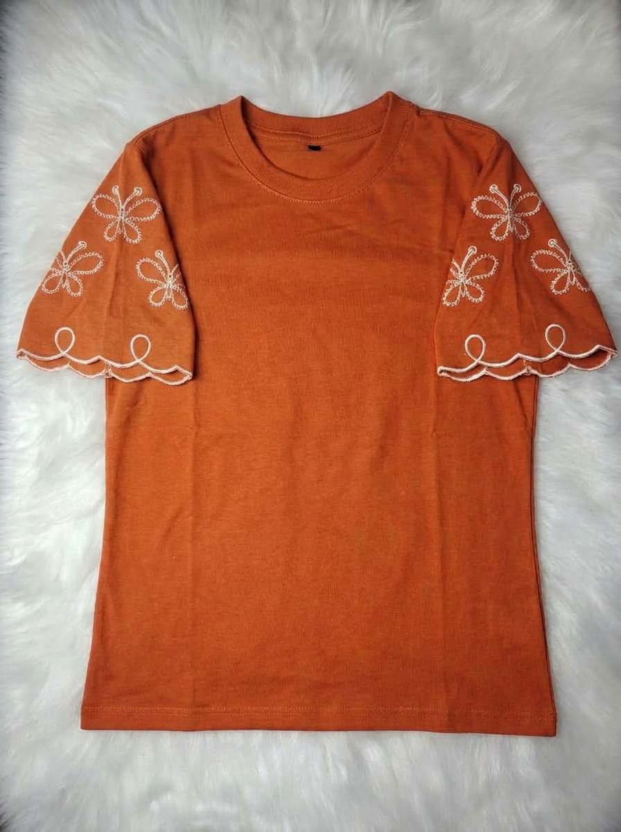 T-Shirt Bordada Arabescos Laranja